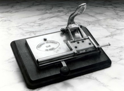 Cigarette rolling machine