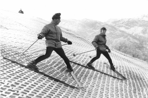 Hilary Best (à gauche) et Derek Brightman s'adonnant aux joies du ski sur une piste en plastique, en Ecosse (16 décembre 1966)
