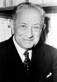 Portrait d'Eugène Schuller (en 1987), fondateur du groupe L'Oréal.