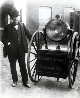 Edison à côté de ses nouveaux accumulateurs pour projecteurs (1917)