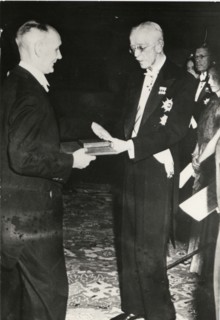 Le Professeur Domagk recevant le prix Nobel des mains du roi Gustave de Suède, à Stockholm (1947)