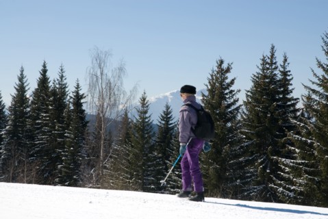 Morzine, femme se promenant dans la neige