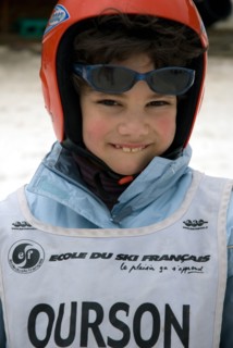 Enfant passant son ourson