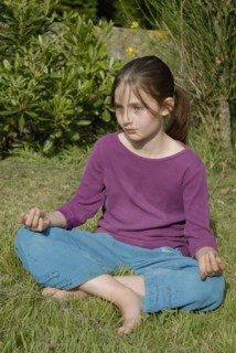 Fillette de 9ans faisant du yoga dans jardin
