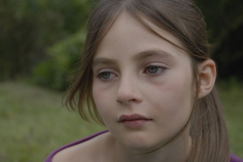 Portrait d'une petite fille de 9 ans