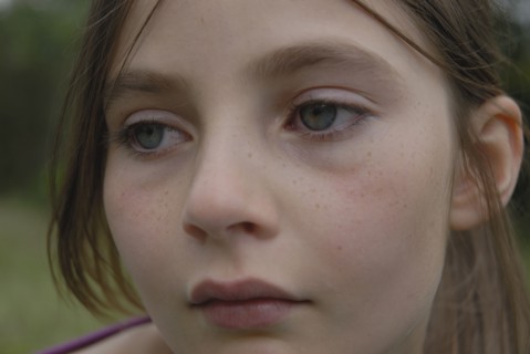 Portrait d'une petite fille de 9 ans