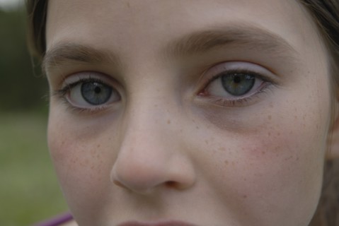 Portrait d'une petite fille de 9 ans