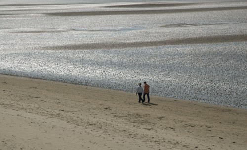 Couple se promenant sur la plage de Ronce les Bains