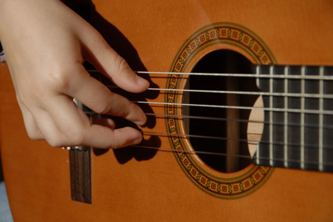 2009, enfant jouant guitare, guitare