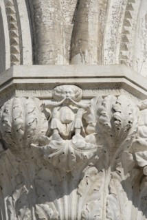 2009, détail palais des Doges d'un chapiteau à décor de feuillages avec un homme soufflant dans une