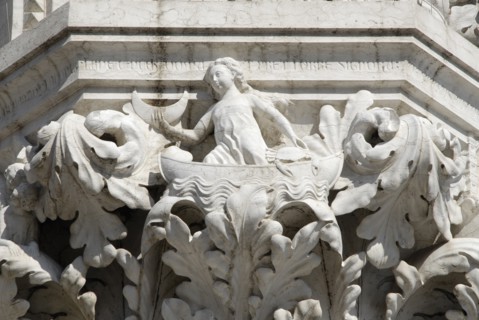 2009, détail palais des Doges d'un chapiteau avec décor de feuillages et la déesse lunaire " Luna",