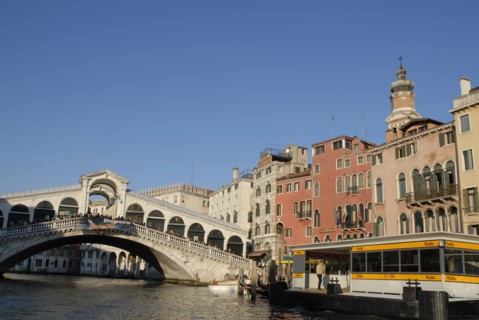 2009, église San Bartolomeo, grand canal, pont du Rialto, station vaporetto Rialto, Venise