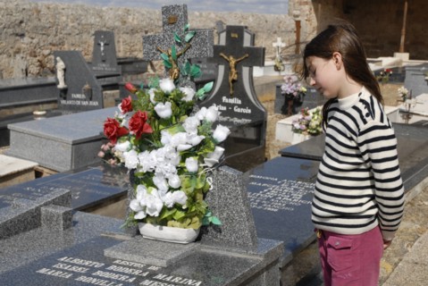 2009, Atienza, enfant cimetière, Espagne : province de Guadalajara en Castille La Mancha