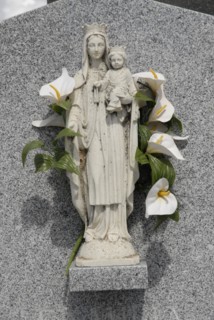 2009, Atienza, cimetière, Espagne : province de Guadalajara en Castille La Mancha, vierge à