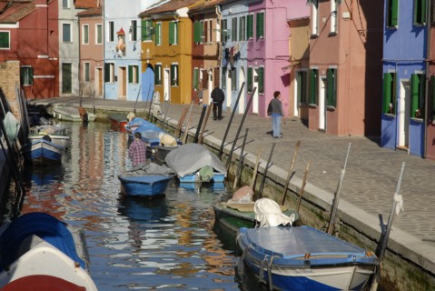 2009, Burano, canal, façades, ile de la lagune de Venise, Venise