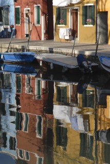 2009, Burano, canal, ile de la lagune de Venise, reflets  dans l'eau, Venise