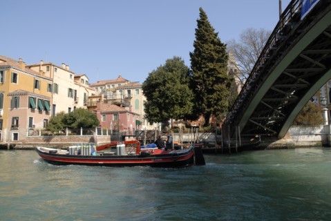 2009, bateau transportant marchandise, grand canal, pont de l'Académia, Venise