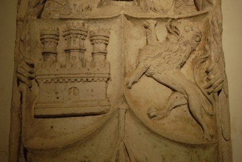 écusson espagnol ( 14eme siècle ) portant de blasons des royaumes de Castille et de Léon.