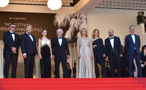 Montée des marches du film "Benedetta"