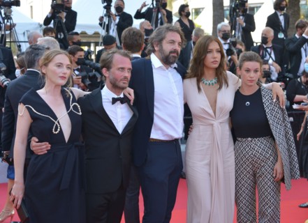 Montée des marches du film "De son vivant"