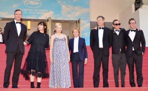 Montée des marches du film "Showing Up"
