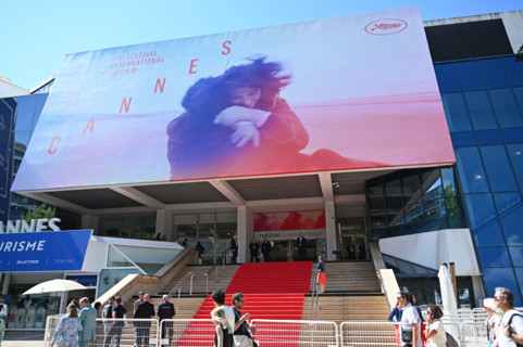 Déploiement de l'affiche officielle de la 78e édition du Festival de Cannes.