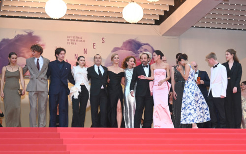 Montée des marches du film "La Venue de l'Avenir"