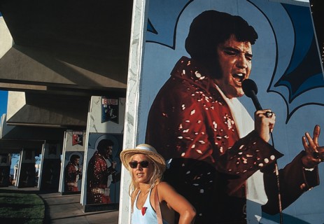 Sylvie Vartan devant une affiche d'Elvis Presley