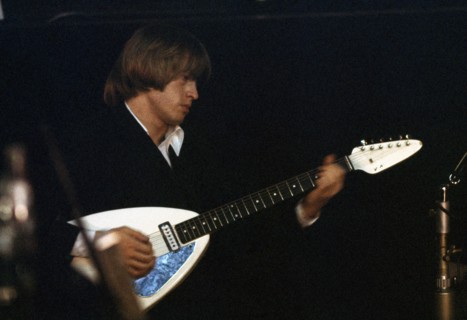 Brian Jones sur scène