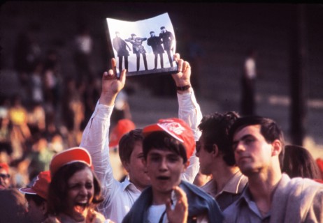 Fans attendant un concert des Beatles