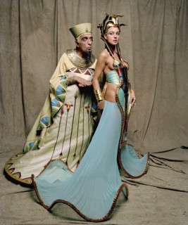 Gérard Darmon et Monica Bellucci dans Astérix & Obélix : Mission Cléopâtre