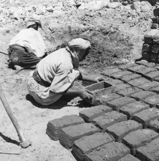 Fabrication de briques à El Golea, dans le Sahara