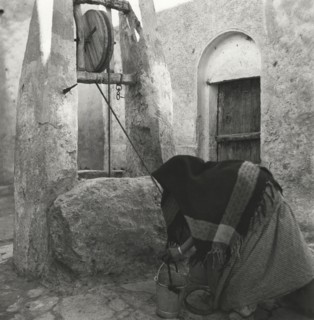 Femme au puits dans la cité de Melika, dans le M'zab, en Algérie
