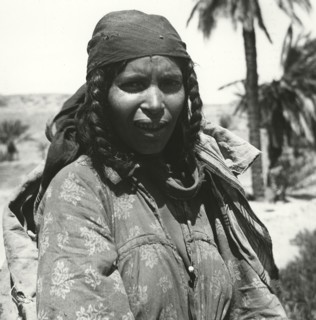 Femme dans le M'zab, près de la cité de Ghardaïa, dans le Sahara sud-algérien