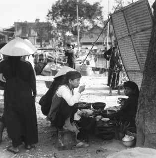 Scène de la vie quotidienne à Haïphong, dans la région du Tonkin, en Indochine