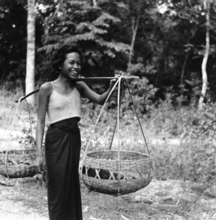 Jeune fille aux environs d'Angkor, au Cambodge