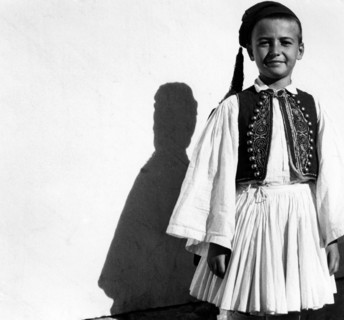Enfant portant le costume nationale à Athènes, en Grèce