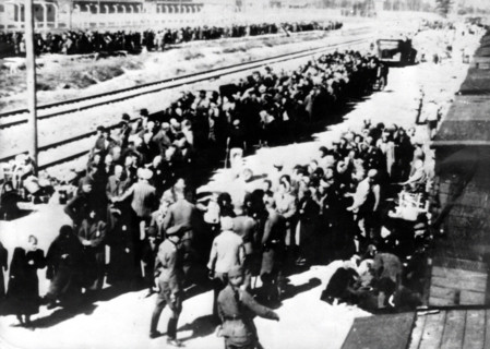La "rampe de sélection" au camp d'Auschwitz