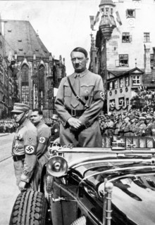 Adolf Hitler, lors d'un défilé à l'occasion du 7ème Congrès du Parti à Nuremberg (1935)