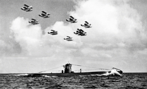 Avions allemands survolant un sous-marin