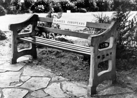Banc public dans un parc en Afrique du Sud, réservé uniquement aux Européens de race blanche