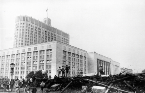 Barricades devant le bâtiment du Soviet Suprême