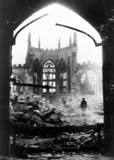 La cathédrale de Coventry en ruines