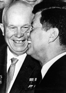 Nikita Sergeïevitch Khrouchtchev et John F. Kennedy