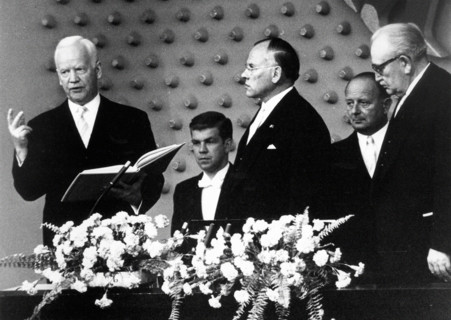 Prestation de serment du nouveau président de la république fédérale d'Allemagne, Heinrich Lübke, en 1959