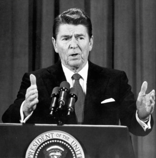 Ronald Reagan lors d'une conférence de presse, novembre 1981
