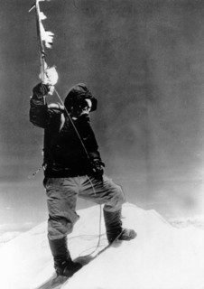 Le sherpa Tensing Norgay au sommet du mont Everest, 29 mai 1953