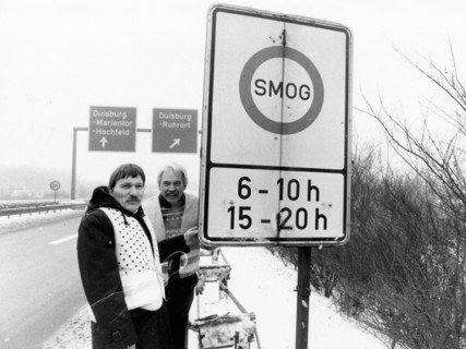 Installation d'un panneau d'interdiction de circulation en raison du smog