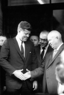 Nikita Sergeïvitch Khrouchtchev avec John F. Kennedy