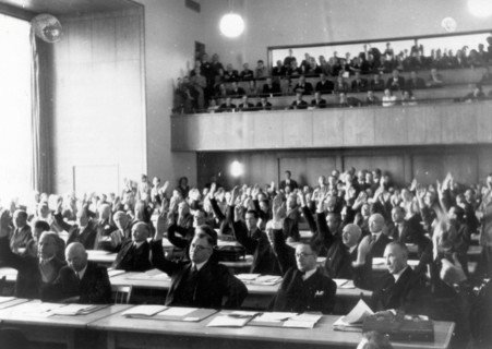 Première session du Conseil Parlementaire